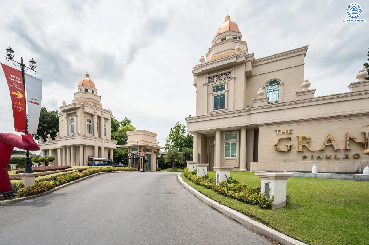 คฤหาสน์สุดหรู ดีไซน์สุด Luxury ติดถนนบรมราชชนนี โครงการ เดอะแกรนด์ ปิ่นเกล้า หลังมุม บนเนื้อที่ถึง 111.6 ตร.ว. ฟังก์ชัน 4 ห้องนอน 5 ห้องน้ำ 1 ห้องแม่บ้าน จอดรถได้ 2 คัน พร้อมบรรยากาศ Private บนทำเลเชื่อมต่อหลายเส้นทาง อาทิถนนบรมราชชนนี, ถนนพุทธมณฑลสาย3 ใกล้เซ็นทรัล ปิ่นเกล้า, ม.มหิดล และทางคู่ขนานลอยฟ้าบรมราชชนนี...